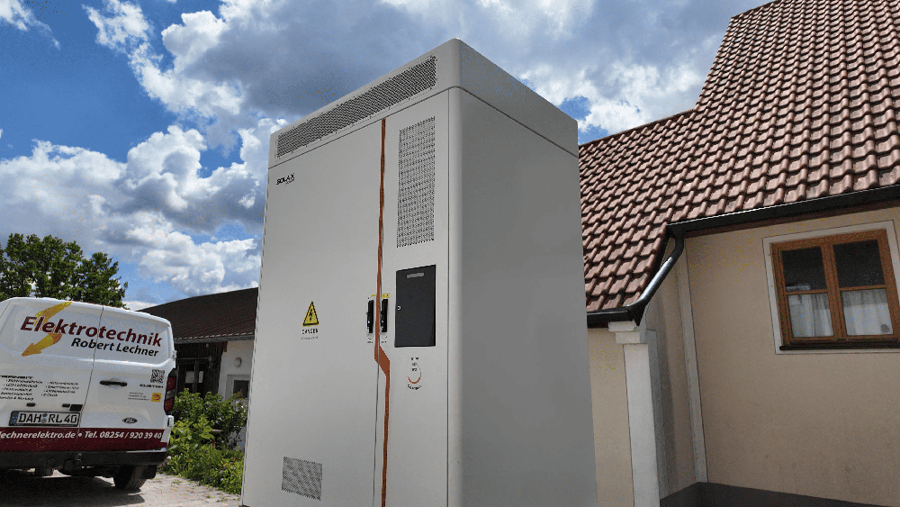 1764233627724112.png Techniker von Elektrotechnik Lechner bei der Installation des TRENE Systems