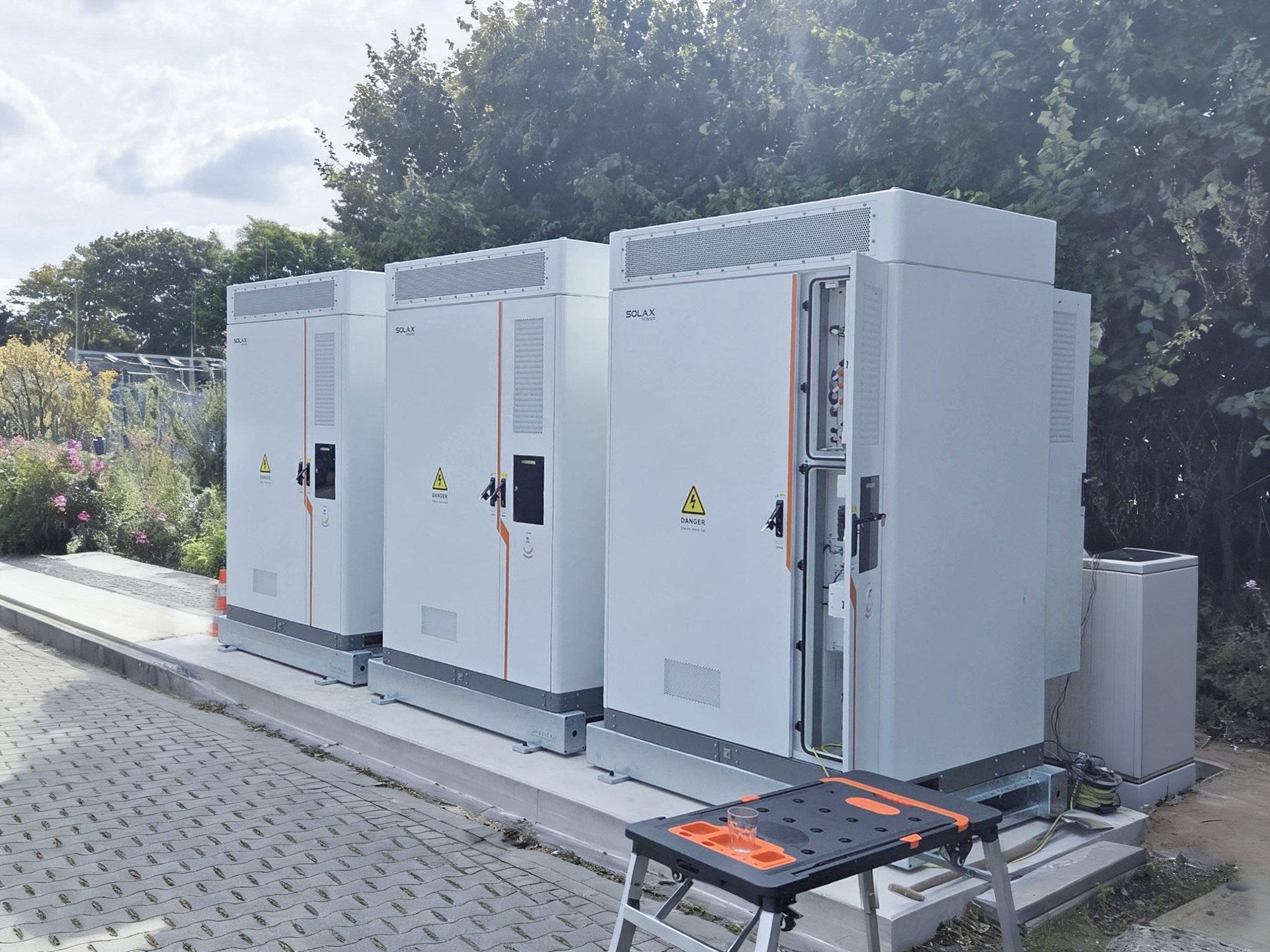 Drei SolaX TRENE Luftgekühlte Energiespeicher-Einheiten installiert im Gewerbegebiet