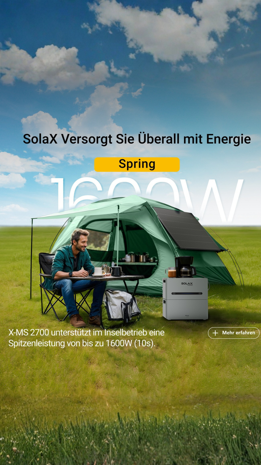 Eine Person sitzt auf einer grünen Wiese vor einem Zelt an einem Campingtisch, daneben steht ein SolaX X-MS 2700 Energiespeichersystem