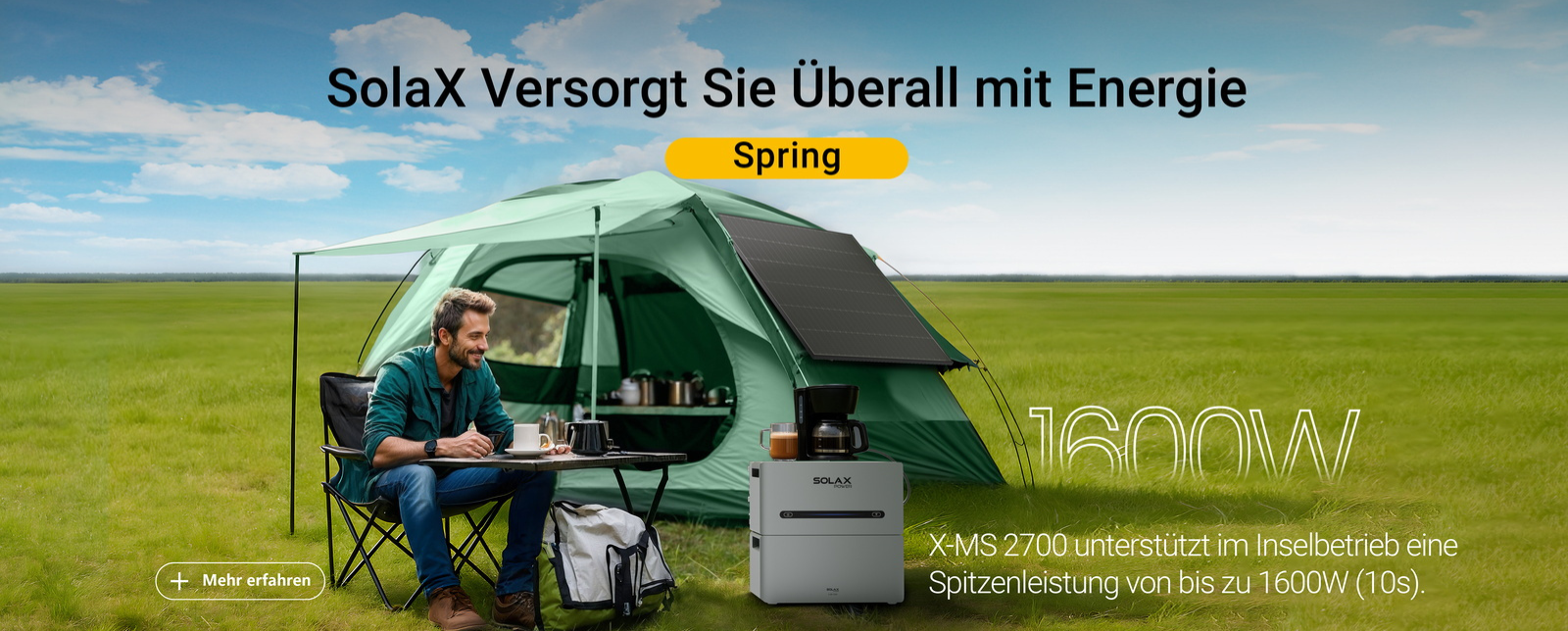 Eine Person sitzt auf einer grünen Wiese vor einem Zelt an einem Campingtisch, daneben steht ein SolaX X-MS 2700 Energiespeichersystem