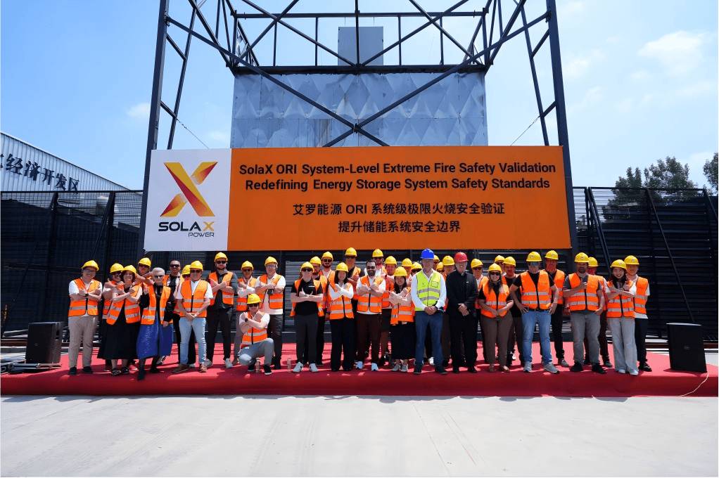 Gruppenfoto auf dem Testgelände des SolaX ORI-Energiespeichersystems Gruppenfoto auf dem Testgelände des SolaX ORI-Energiespeichersystems